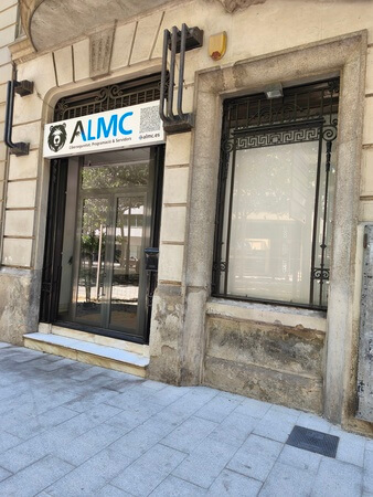 Equipo de ALMC Security trabajando en soluciones seguras